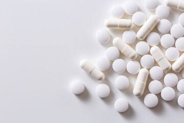 白い錠剤とカプセル薬