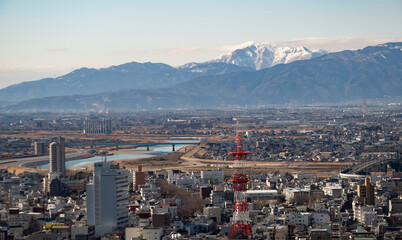岐阜市街と雪の伊吹山遠望