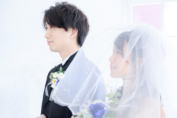 結婚式で入場前の新郎新婦のイメージ2　コピースペースあり　アップ　