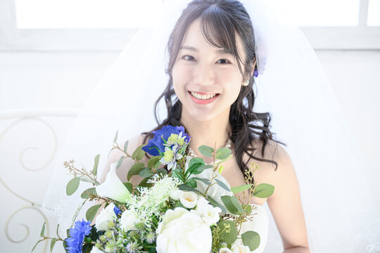 かわいいアジア系（日本人）花嫁さんのイメージ　アップ　カメラ目線