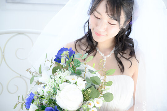 うつむくかわいいアジア系（日本人）花嫁さんのイメージ　アップ