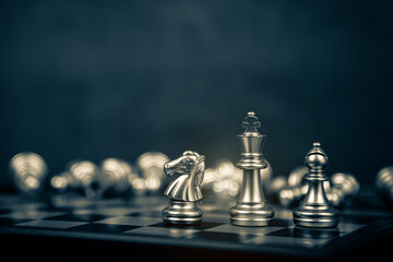 Close-up king chess standing with teamwork on chess board concept of team player or business team and leadership strategy and human resources organization management. - obrazy, fototapety, plakaty