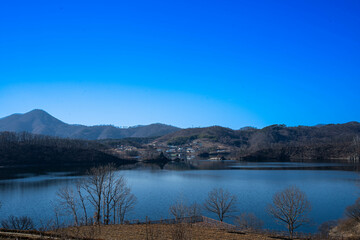 Fototapeta na wymiar 한국 호수와 마을