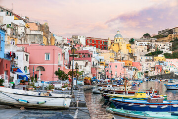 Fototapeta na wymiar Fischerboote und bunte Häuser im Hafen Marina Grande von Corricella auf der Insel Procida, Italien.