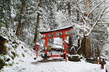 冬の京都市貴船神社の奥宮参道の雪景色
