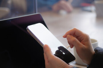 スマートフォンを操作する女性