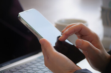 スマートフォンを操作する女性