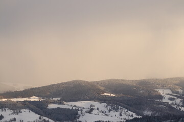 sch&ouml;ne morgensonne auf einem verschneiten berg