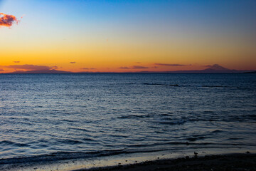 南房総の冬　夕焼けに染まる平砂浦海岸からの富士山と天城山