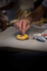 cookies au chocolat en préparation, le cuisinier pose les pépites 