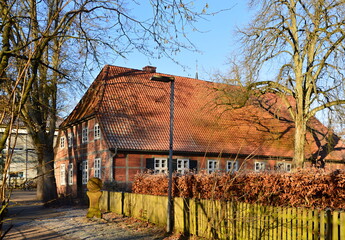 Historisches Bauwerk im Winter in Bispingen, Niedersachsen
