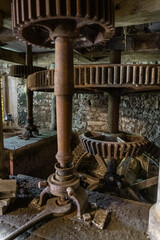 Fototapeta na wymiar Des vestiges du passé, un vieux silo à grains, un vieux moulin à eau en France, dans le Poitou.