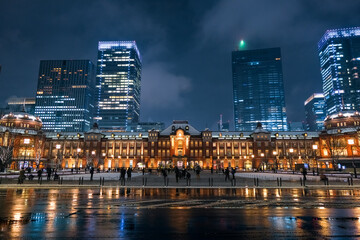 Fototapeta premium 東京都 雪の日の東京駅 夜景（2022年1月6日）
