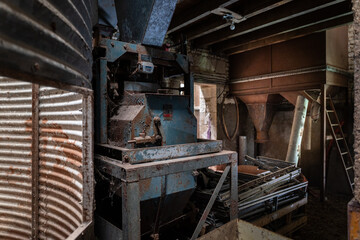Des vestiges du passé, un vieux silo à grains, un vieux moulin à eau en France, dans le Poitou. - obrazy, fototapety, plakaty