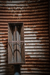 Des vestiges du passé, un vieux silo à grains, un vieux moulin à eau en France, dans le Poitou.
