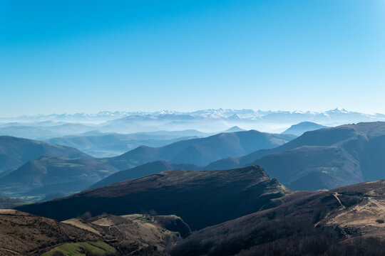 Vista panorâmica da montanha Artzamendi no País Basco francês