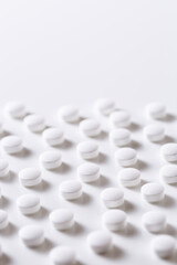 たくさんの白い錠剤