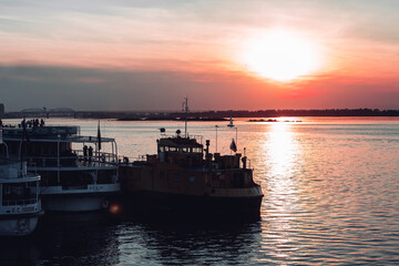 Fototapeta na wymiar sunset in the port