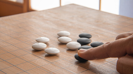 Fototapeta na wymiar 和室で囲碁を打つ。”Play Go” 