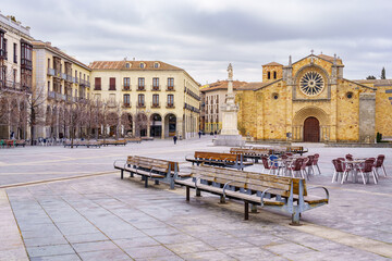 Obraz premium Large square with medieval church and old houses, benches to sit on, in the city of Avila, Spain.