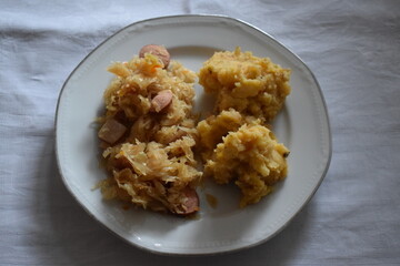 Sauerkraut mit Wurstscheiben und Stampfkartoffeln 
