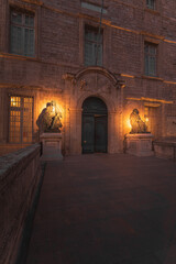Fototapeta premium Outdoor view of the University Montpellier I - Faculty of Medicine, Musée et conservatoire d'anatomie at dusk in Montpellier, France