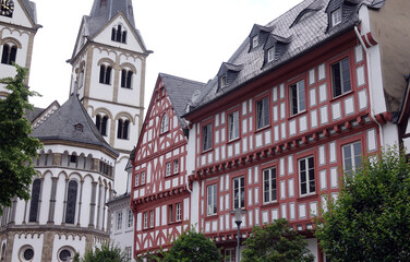 Obraz premium Fachwerkhäuser und katholische Kirche in Boppard