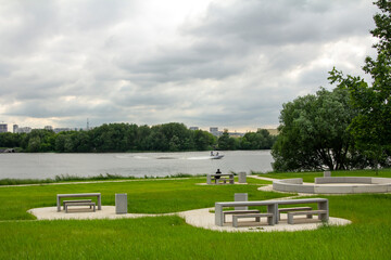 Obraz premium Park on the outskirts of Moscow in the Kapotnya district, view of the Moskva River. Public space for local residents to relax