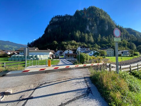 Loassattel zwischen Pillberg und Hochf&uuml;gen Zillertal im Bezirk Schwaz Tirol &Ouml;sterreich mit dem Mountainbike im Herbst - Bahn&uuml;bergang in Strass Richtung Rotholz