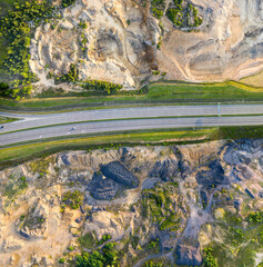 Panorama z drona autostrady biegnącej przez nieużytki poprzemysłowe - obrazy, fototapety, plakaty