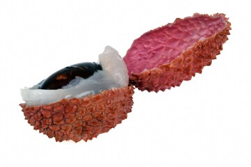 Litchi ouvert avec son noyau en gros plan sur fond blanc