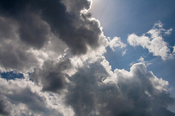 Beautiful blue sky with sunbeams and clouds. Sun rays. - 482155283