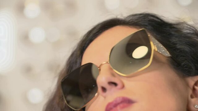 Bella Donna con occhiali da sole