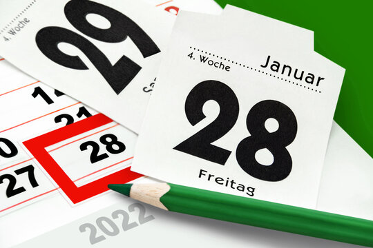 Kalender 28. und 29. Januar 2022 Freitag und Samstag mit Stift auf grünem Hintergrund