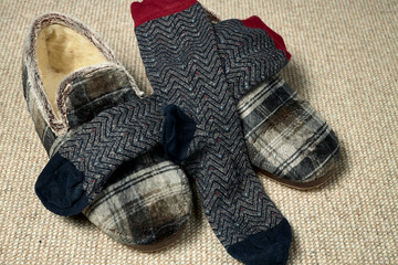 Men's sneakers with a pair of colored socks