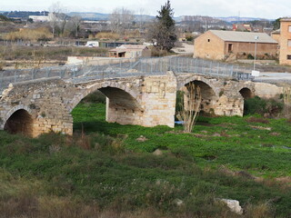 puente viejo, de origen romano, sobre el río francolí, hoy en obras ya que fue destruido por una...