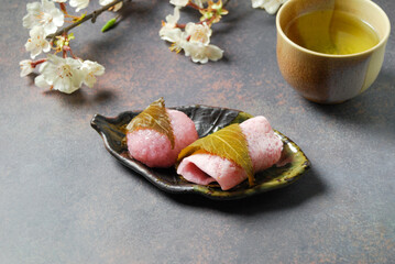 日本の桜もちとお茶