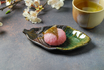 日本の桜もちとお茶