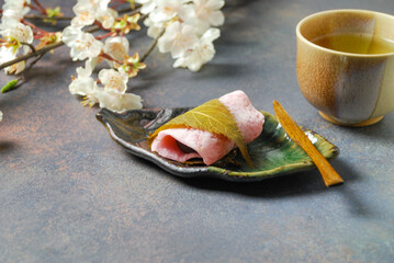 日本の桜もちとお茶