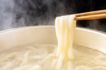 「伊勢うどん」を茹でる