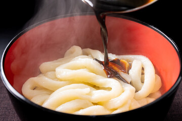 「伊勢うどん」にタレをかける