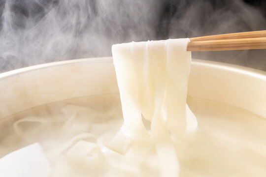 「きしめん」を茹でる