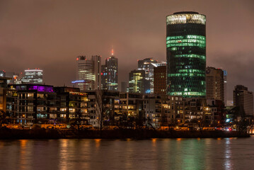 Stadtansicht von Frankfurt am Main mit Westhafen Tower am Abend