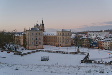 Sonnenaufgang im Winter Schlossplatz Coburg, Schnee und blauer Himmel am Morgen