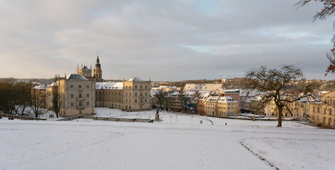 Sonnenaufgang im Winter Schlossplatz Coburg, Schnee und blauer Himmel am Morgen