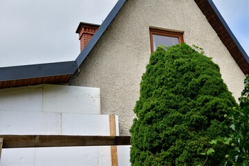 Saving heat in the house by insulating the walls with polystyrene