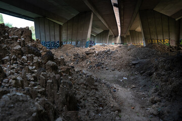 Le chemin de Halage pr&egrave;s de l'A4 dans le Val de Marne. Sous le pont. 