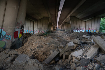 Le chemin de Halage près de l'A4 dans le Val de Marne. Sous le pont. 