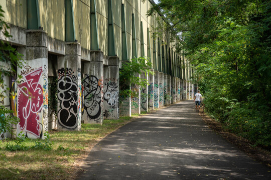 Le chemin de halage &agrave; cot&eacute; de l'A4 &agrave; Paris. 