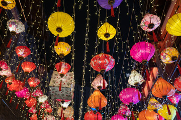 Fototapeta na wymiar Colorful lanterns hang on the wall